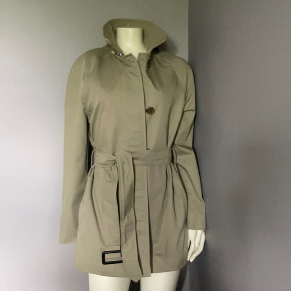 Beautiful Burberry jacket - Picture 1 of 7